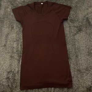 Lululemon maroon size 4 top - tag was ripped off in the shirt.